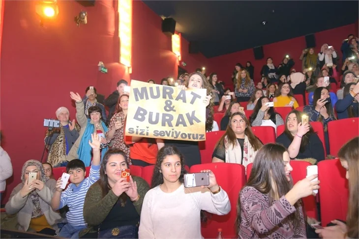Burak Özçivit ve Murat Boz'la aile fotoğrafı çektirme modası