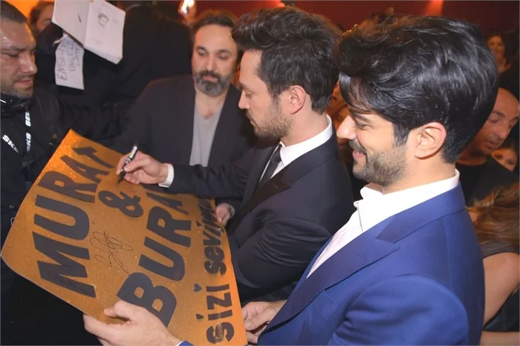 Burak Özçivit ve Murat Boz'la aile fotoğrafı çektirme modası