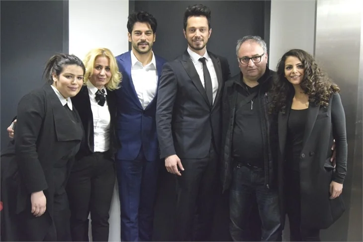 Burak Özçivit ve Murat Boz'la aile fotoğrafı çektirme modası