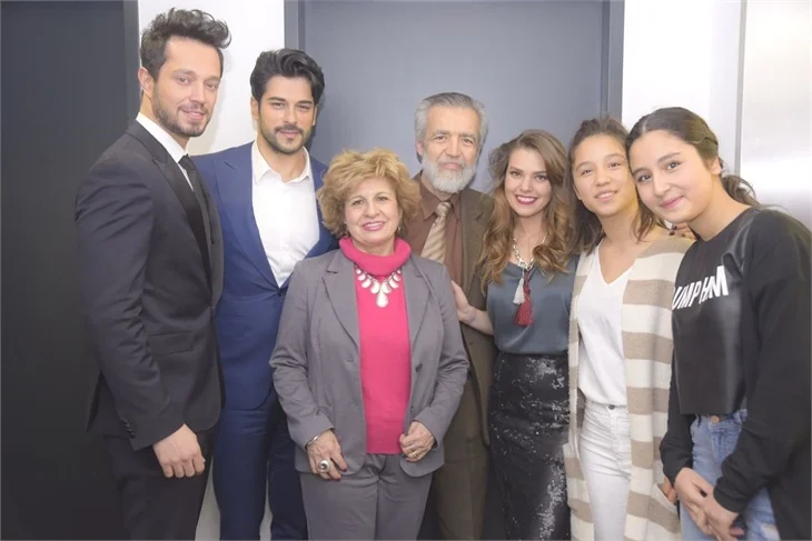 Burak Özçivit ve Murat Boz'la aile fotoğrafı çektirme modası