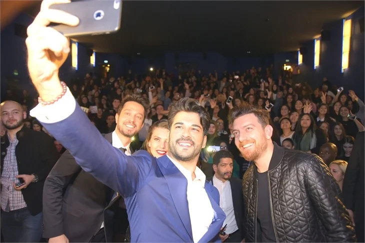 Burak Özçivit ve Murat Boz'la aile fotoğrafı çektirme modası