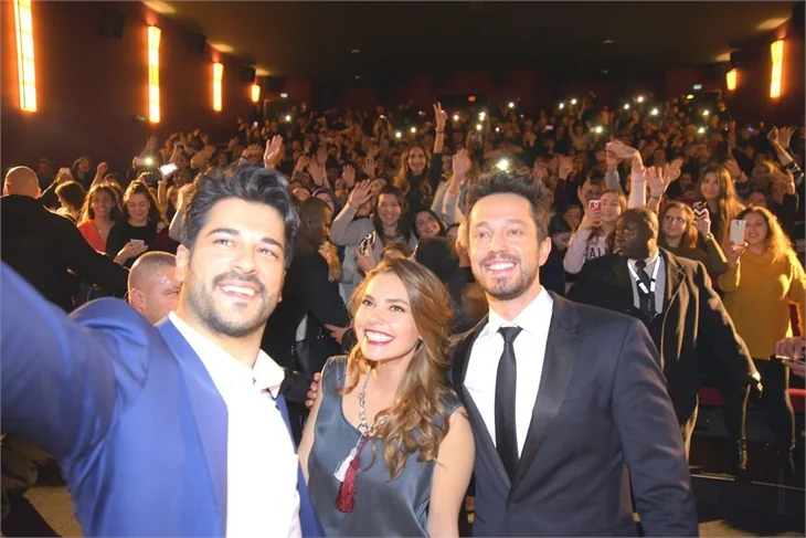 Burak Özçivit ve Murat Boz'la aile fotoğrafı çektirme modası