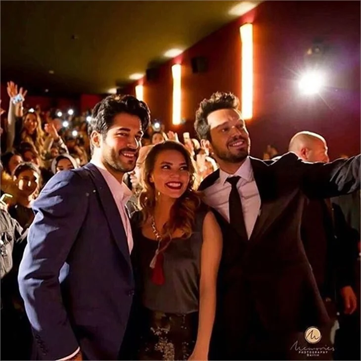 Burak Özçivit ve Murat Boz'la aile fotoğrafı çektirme modası