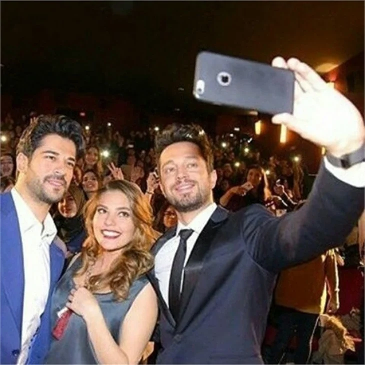 Burak Özçivit ve Murat Boz'la aile fotoğrafı çektirme modası