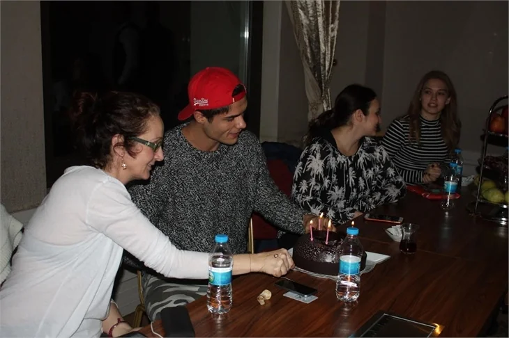 'Kiralık Aşk' setinde sürpriz doğum günü!