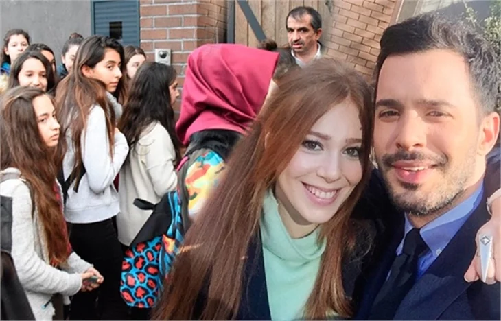 Hayranları 'Kiralık Aşk' setini bastı!
