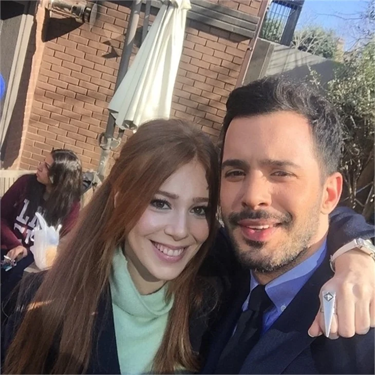 Hayranları 'Kiralık Aşk' setini bastı!
