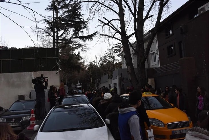 Hayranları 'Kiralık Aşk' setini bastı!
