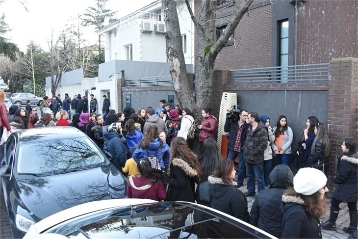 Hayranları 'Kiralık Aşk' setini bastı!