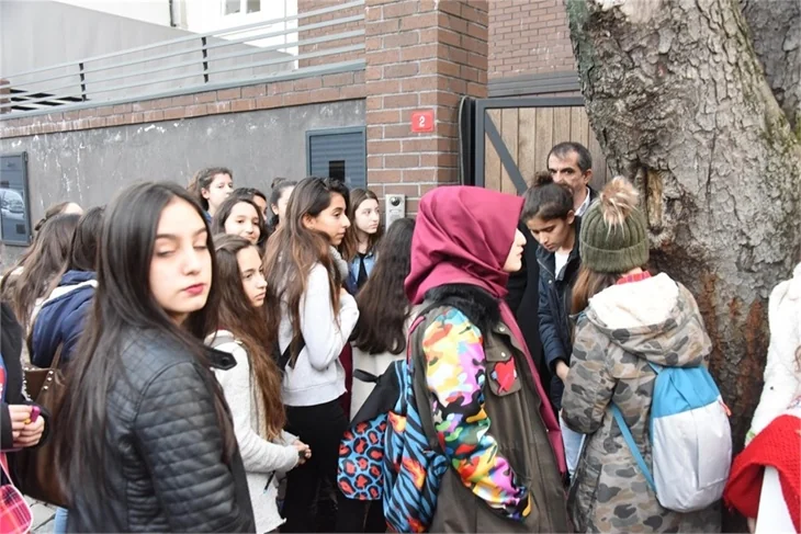 Hayranları 'Kiralık Aşk' setini bastı!