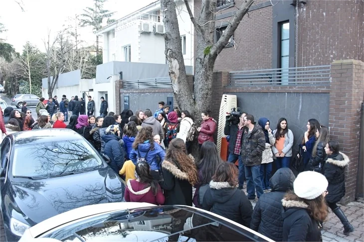 Hayranları 'Kiralık Aşk' setini bastı!