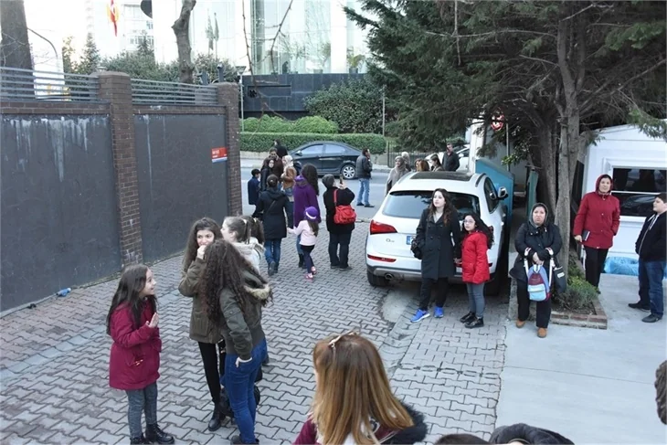 Hayranları 'Kiralık Aşk' setini bastı!