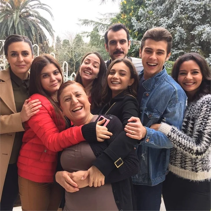 Güllerin Savaşı ekibinden veda kareleri