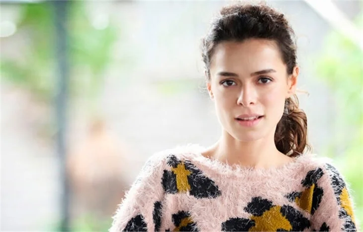 Özge Özpirinççi aşkının yanından kaçtı