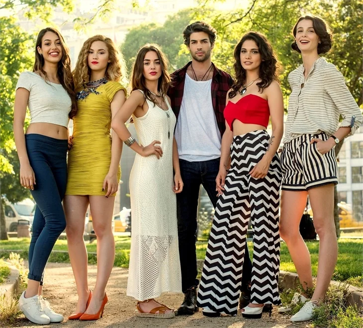 Burak Deniz sevgilisi Büşra Develi ile görüntülendi