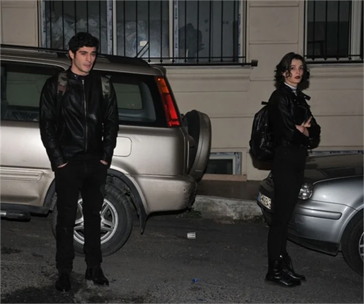 Burak Deniz sevgilisi Büşra Develi ile görüntülendi