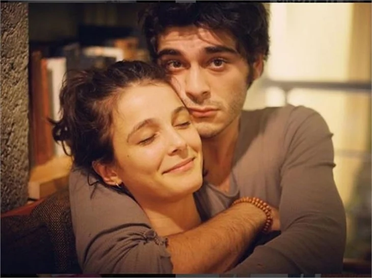 Burak Deniz sevgilisi Büşra Develi ile görüntülendi