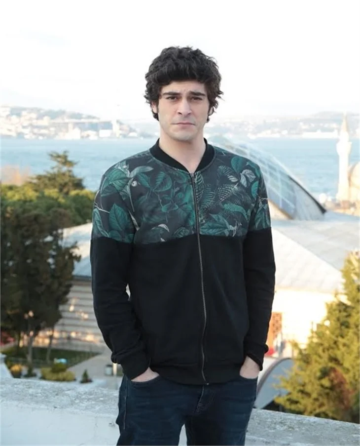 Burak Deniz sevgilisi Büşra Develi ile görüntülendi
