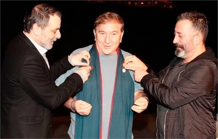 Cem ile Ozan, Ali Poyrazoğlu'na neden altın taktı?