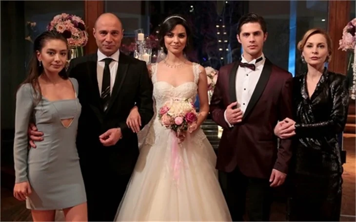 Burak Özçivit ile Neslihan Atagül'le harmandalı oynadı