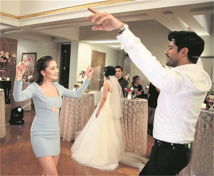 Burak Özçivit ile Neslihan Atagül'le harmandalı oynadı