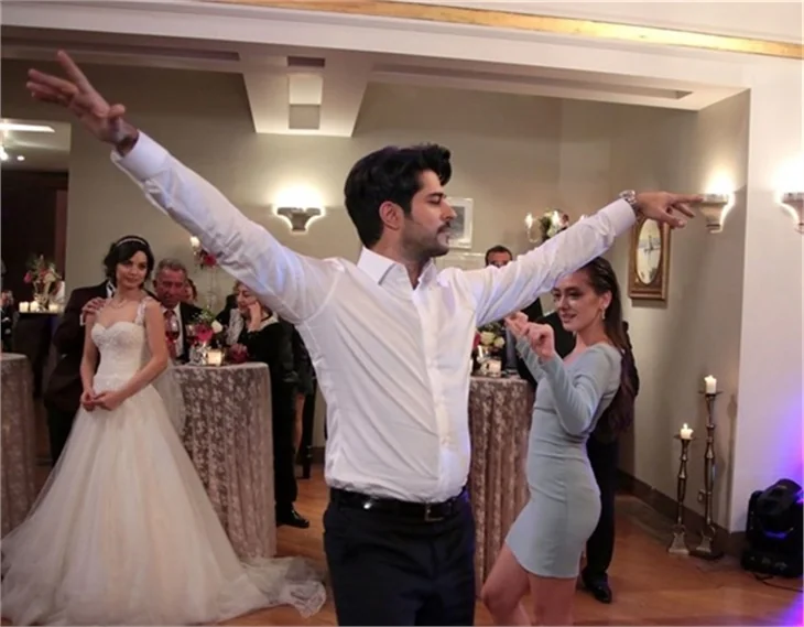Burak Özçivit ile Neslihan Atagül'le harmandalı oynadı