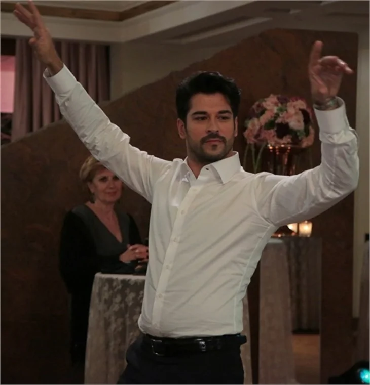 Burak Özçivit ile Neslihan Atagül'le harmandalı oynadı