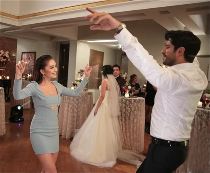 Burak Özçivit ile Neslihan Atagül'le harmandalı oynadı