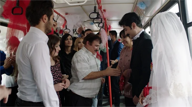 Belediye otobüsünde düğün yaptılar!