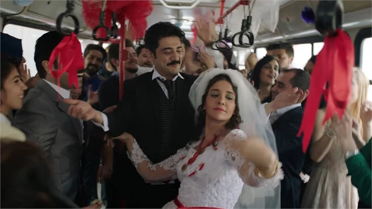 Belediye otobüsünde düğün yaptılar!