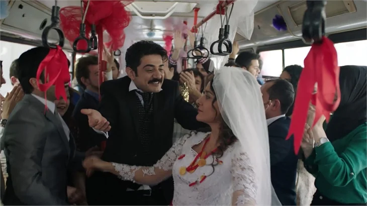 Belediye otobüsünde düğün yaptılar!