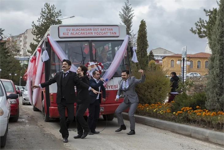 Belediye otobüsünde düğün yaptılar!
