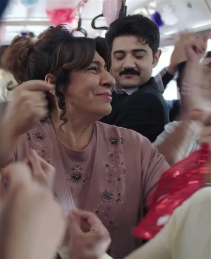 Belediye otobüsünde düğün yaptılar!