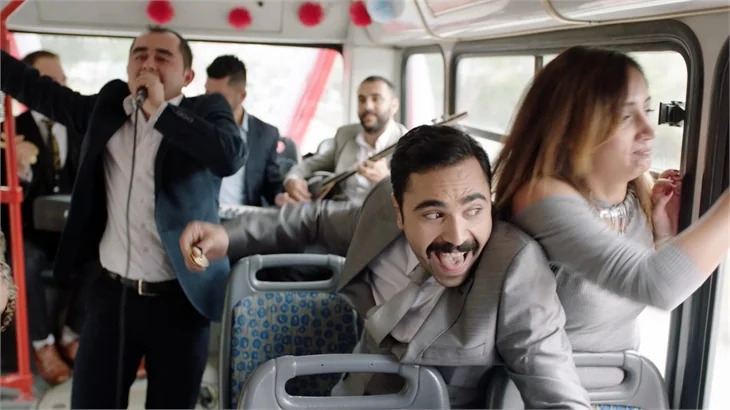 Belediye otobüsünde düğün yaptılar!
