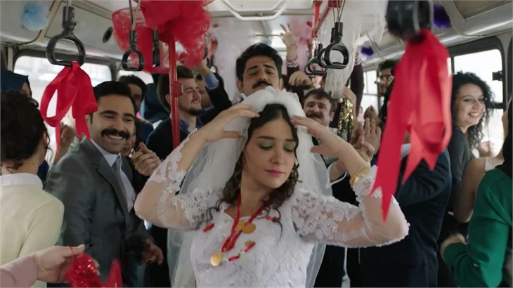 Belediye otobüsünde düğün yaptılar!