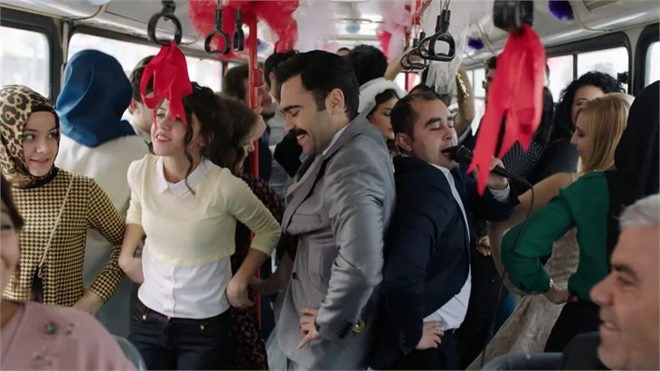 Belediye otobüsünde düğün yaptılar!
