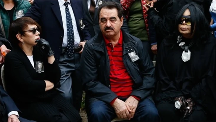 Sezen Aksu annesini son yolculuğuna uğurladı!