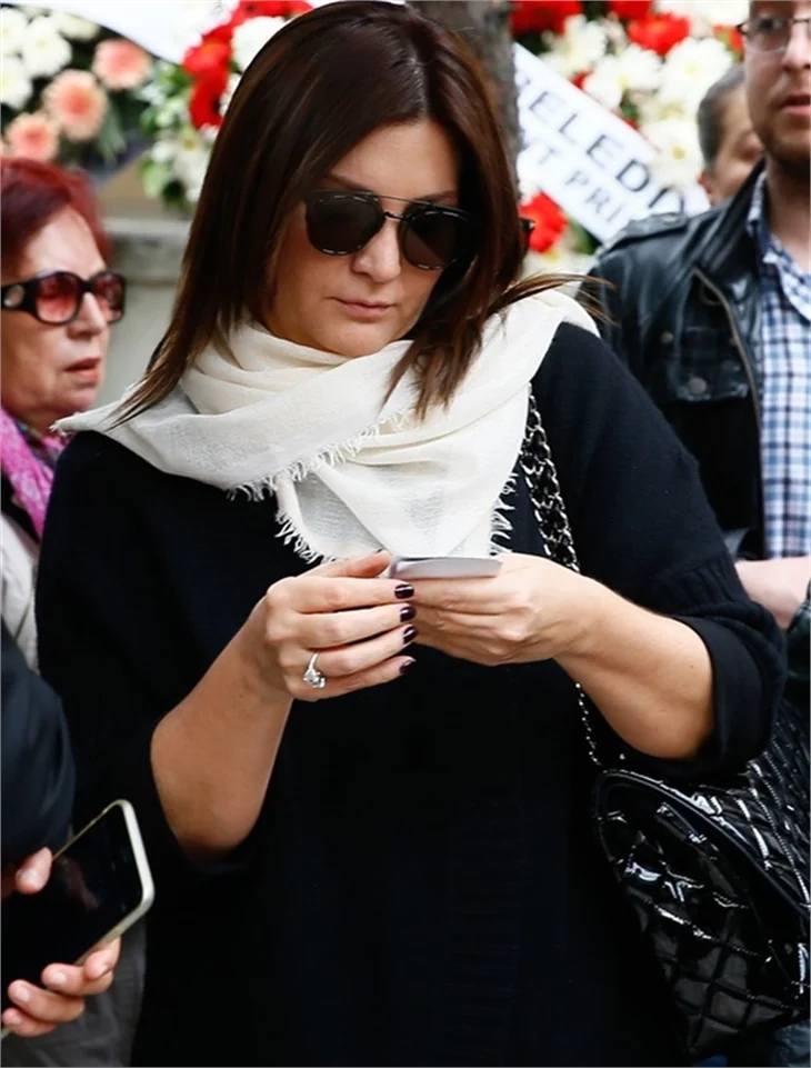 Sezen Aksu annesini son yolculuğuna uğurladı!