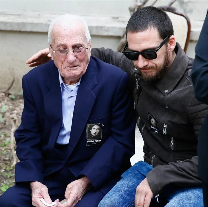 Sezen Aksu annesini son yolculuğuna uğurladı!