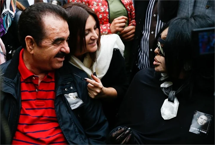 Sezen Aksu annesini son yolculuğuna uğurladı!