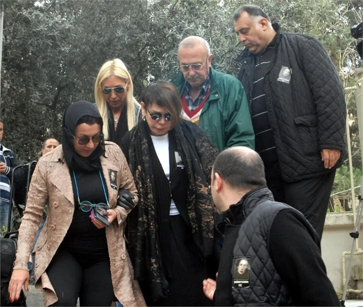 Sezen Aksu annesini son yolculuğuna uğurladı!