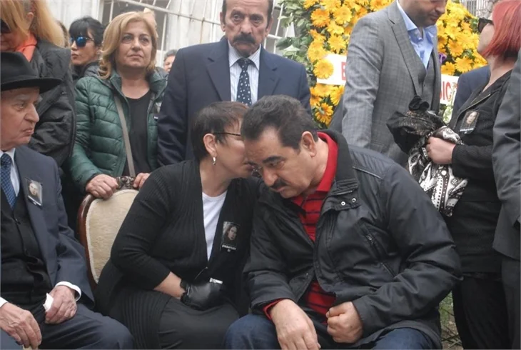 Sezen Aksu annesini son yolculuğuna uğurladı!