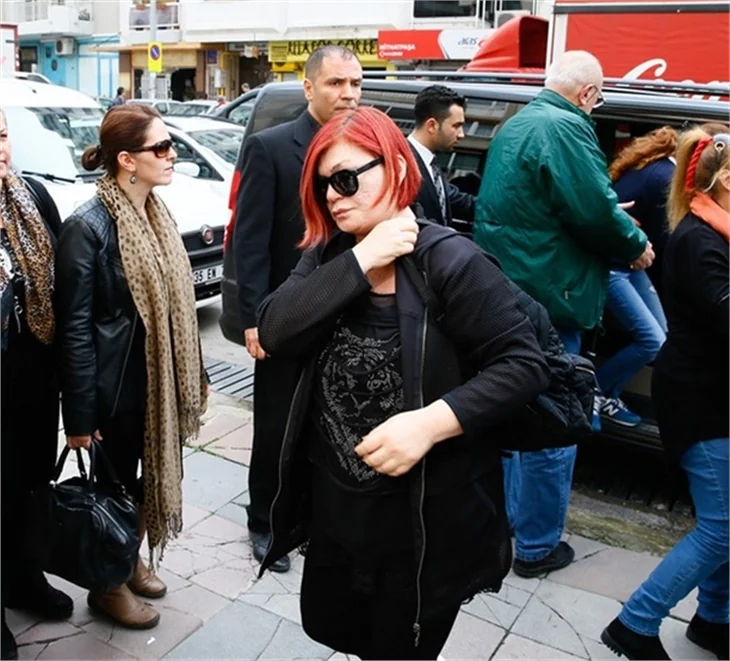 Sezen Aksu annesini son yolculuğuna uğurladı!
