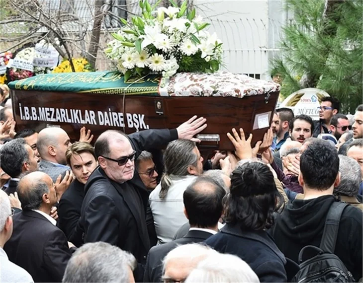 Sezen Aksu annesini son yolculuğuna uğurladı!