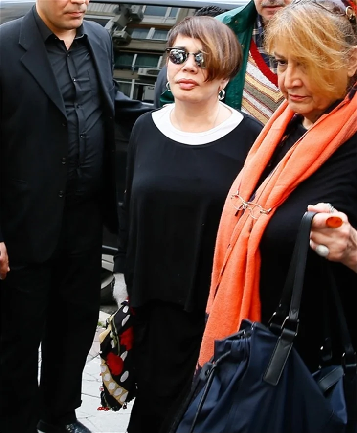 Sezen Aksu annesini son yolculuğuna uğurladı!