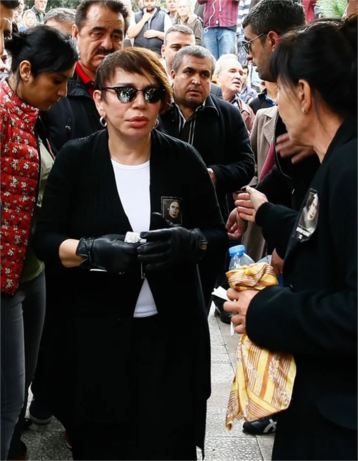 Sezen Aksu annesini son yolculuğuna uğurladı!