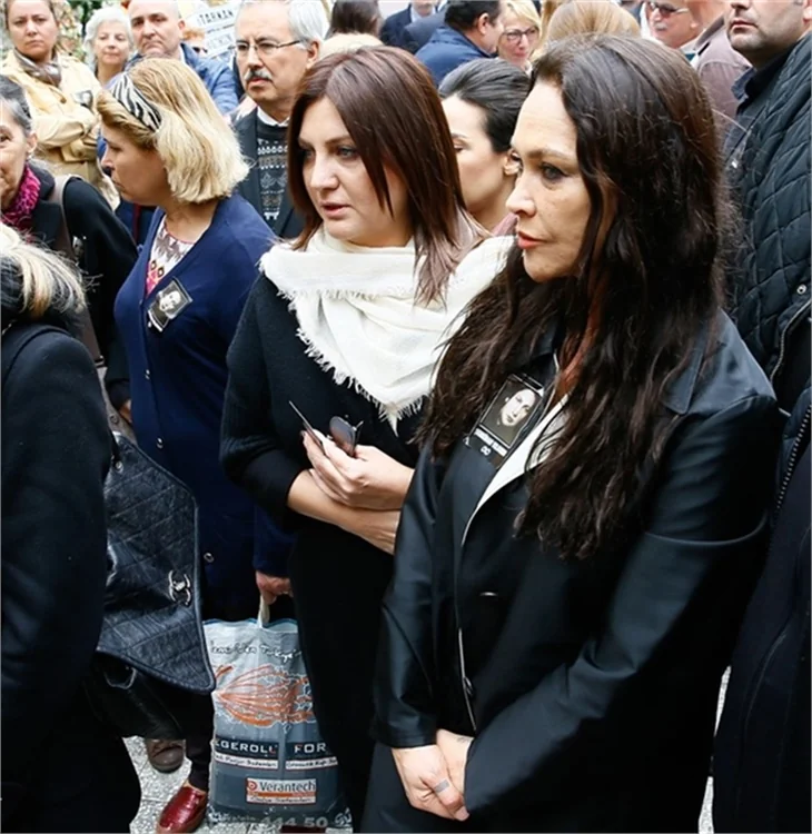 Sezen Aksu annesini son yolculuğuna uğurladı!