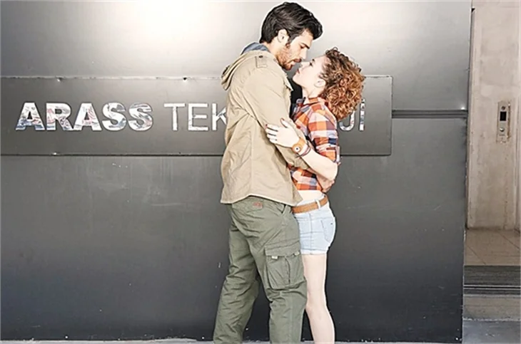 Açelya Topaloğlu ile Can Yaman'ın set aşkı gerçek oldu