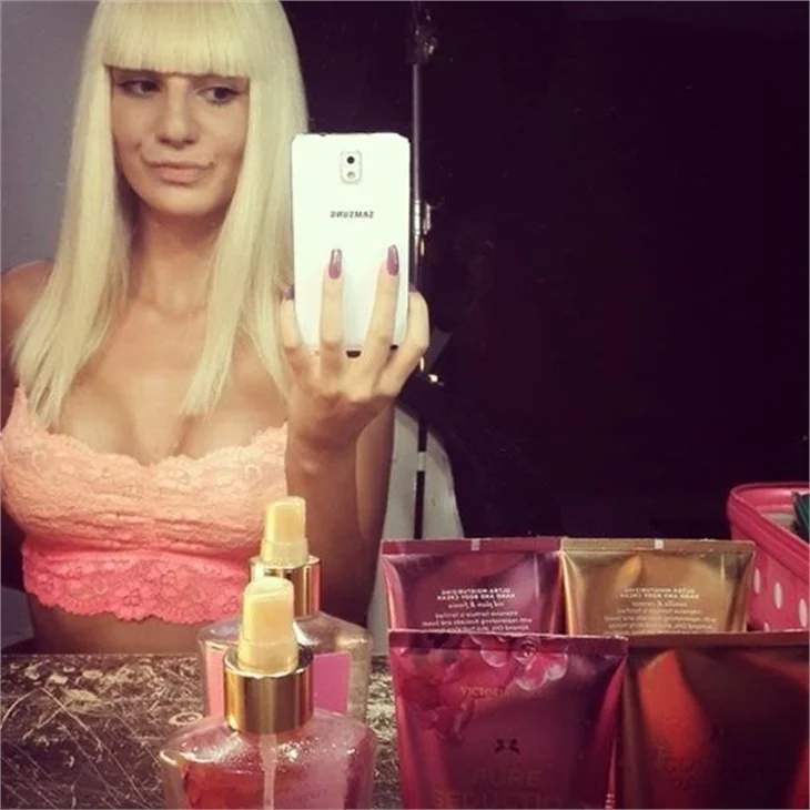 Ayşenur Balcı'dan aşk pozu