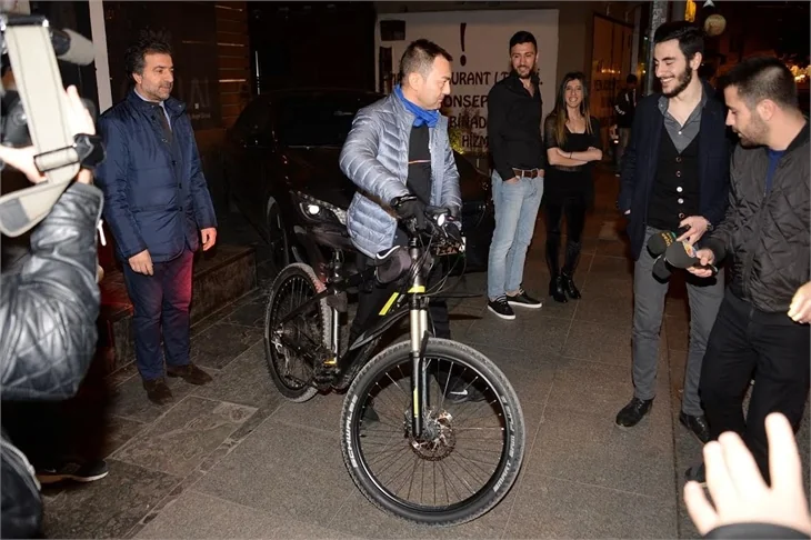Serdar Ortaç: Millet Ferrari'ye biner, ben bisiklete...